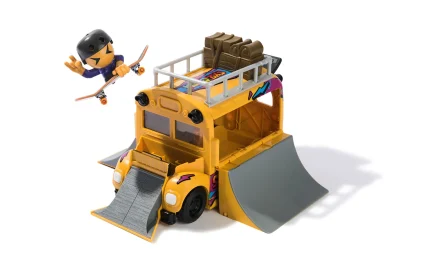 Sk8 Crew skateboard set with bus playset, Tech Deck, Spin Master-1